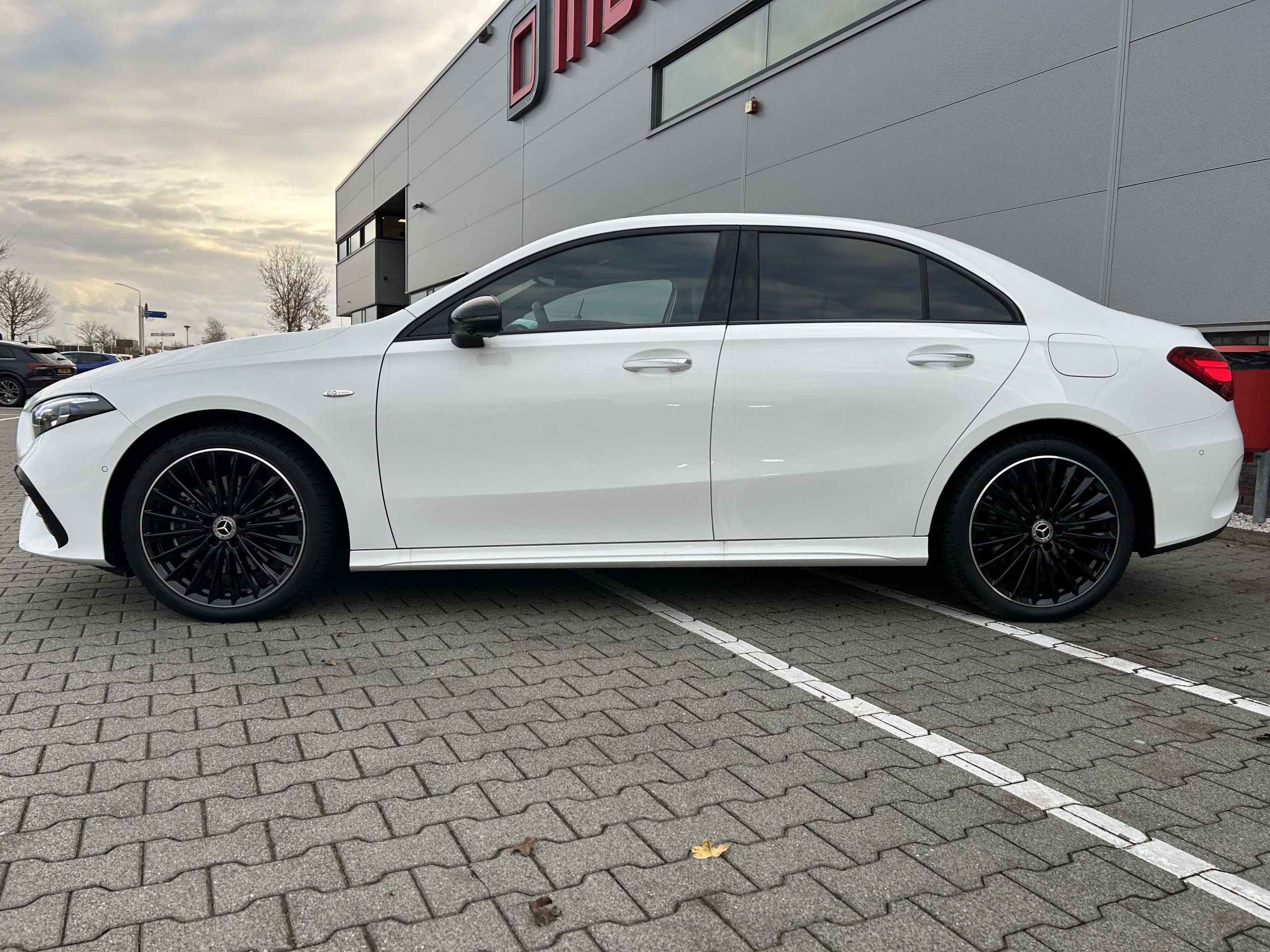 Mercedes-Benz | A250e Business Solution AMG