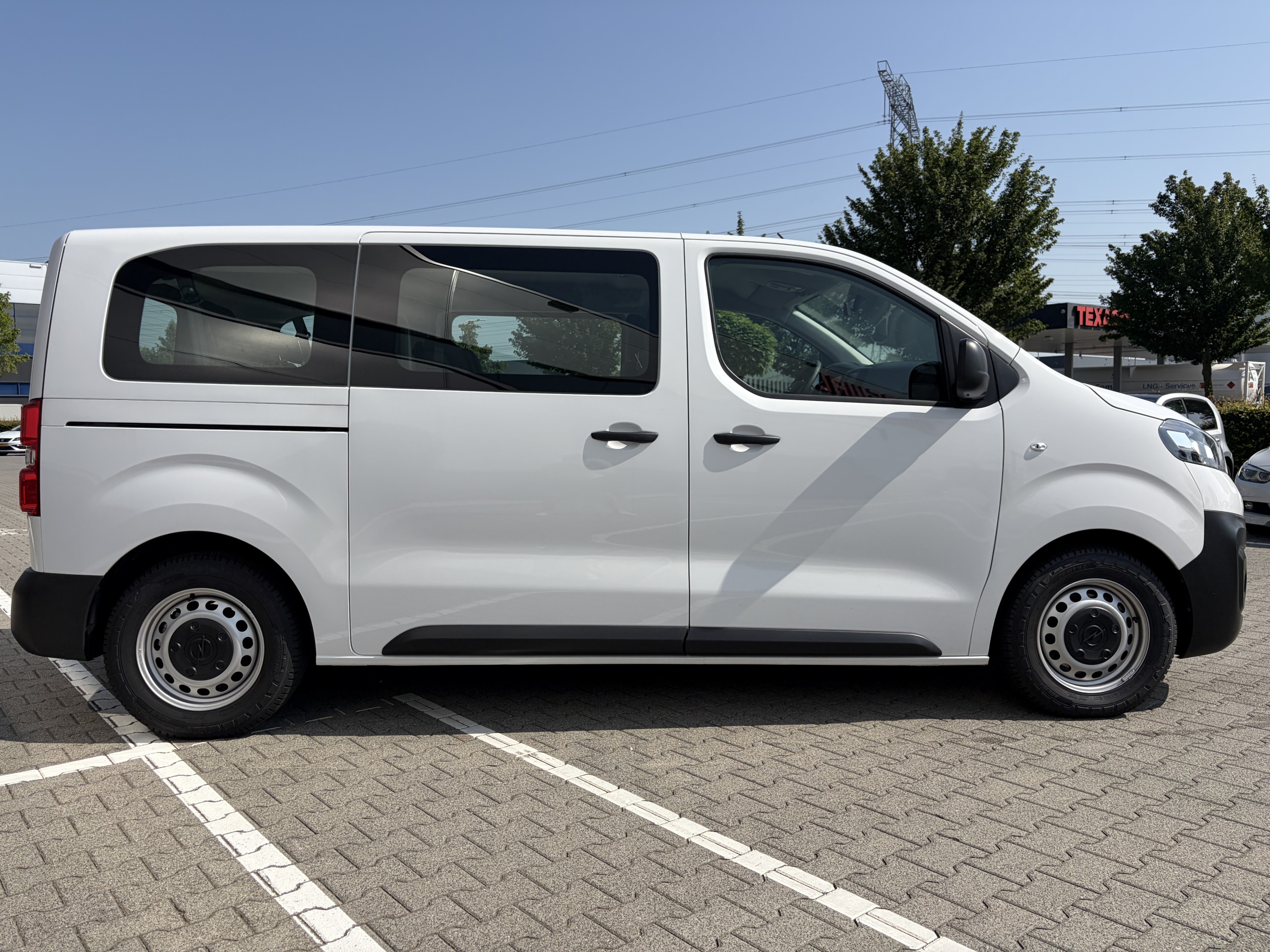 Opel Vivaro-e | Combi 75kWh EV | L2H1 100kW aut ( 9persoons)